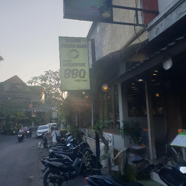 BBQ라는 노란 간판이 봉니다. 어둑해져 조명이 켜있는 가게 안쪽