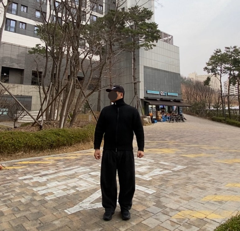 데일리룩('26.3.20.)에페 EEFE 빈티지 할리우드 스타 볼캡, 르마드 에어울 하이넥 사선 집업 니트 블랙 카디건, 무신사스탠다드 와이드 벌룬 팬츠, 아식스 조그 100 블랙