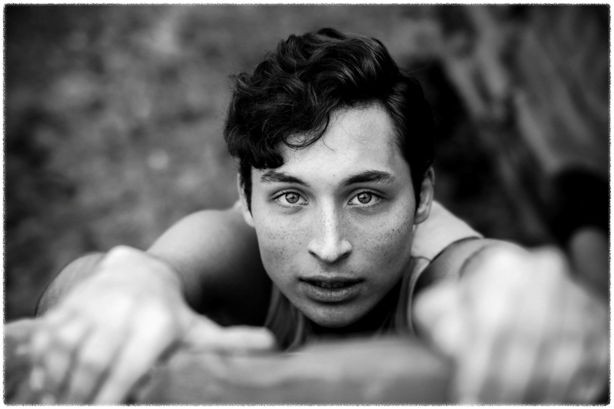 절벽에-매달려있는-남성