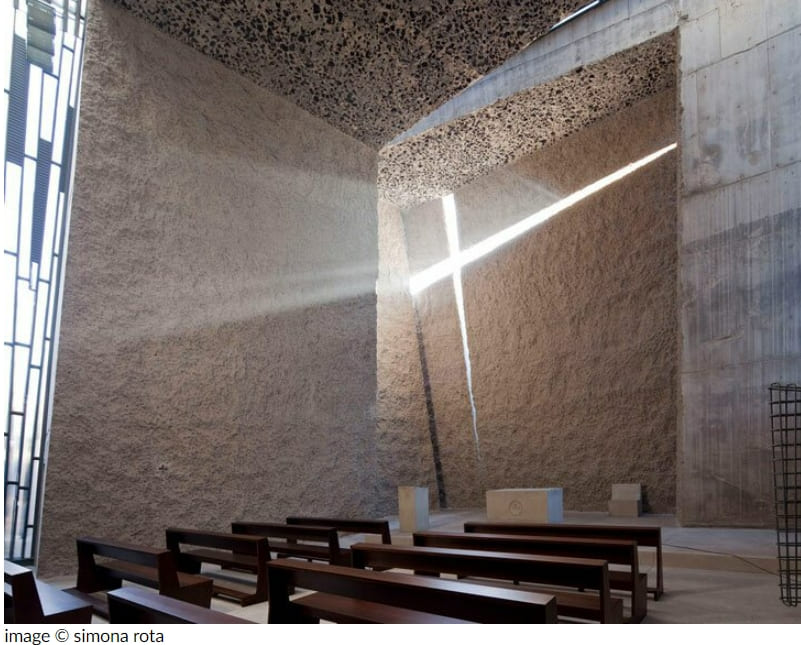단일 석조 블록의 집합체...테네리페 섬에 있는 메니스 아르키텍토스 교회 VIDEO: Menis arquitectos' church on tenerife island is a cluster of monolithic stone blocks

