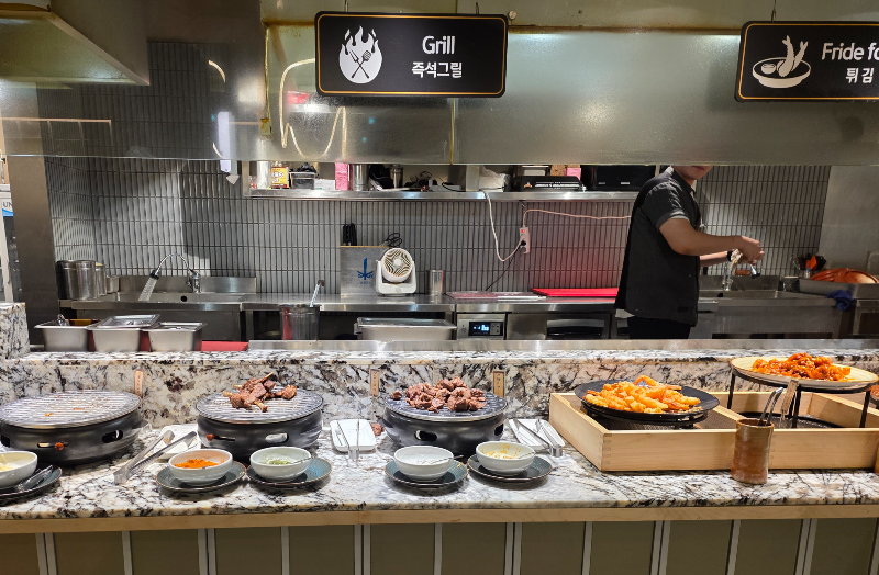 바르미 샤브스시 반포점. 튀김, 양갈리, 스테이크가 보인다.