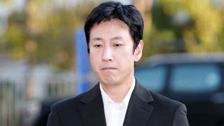 이선균이 포토라인에 서 있는 모습