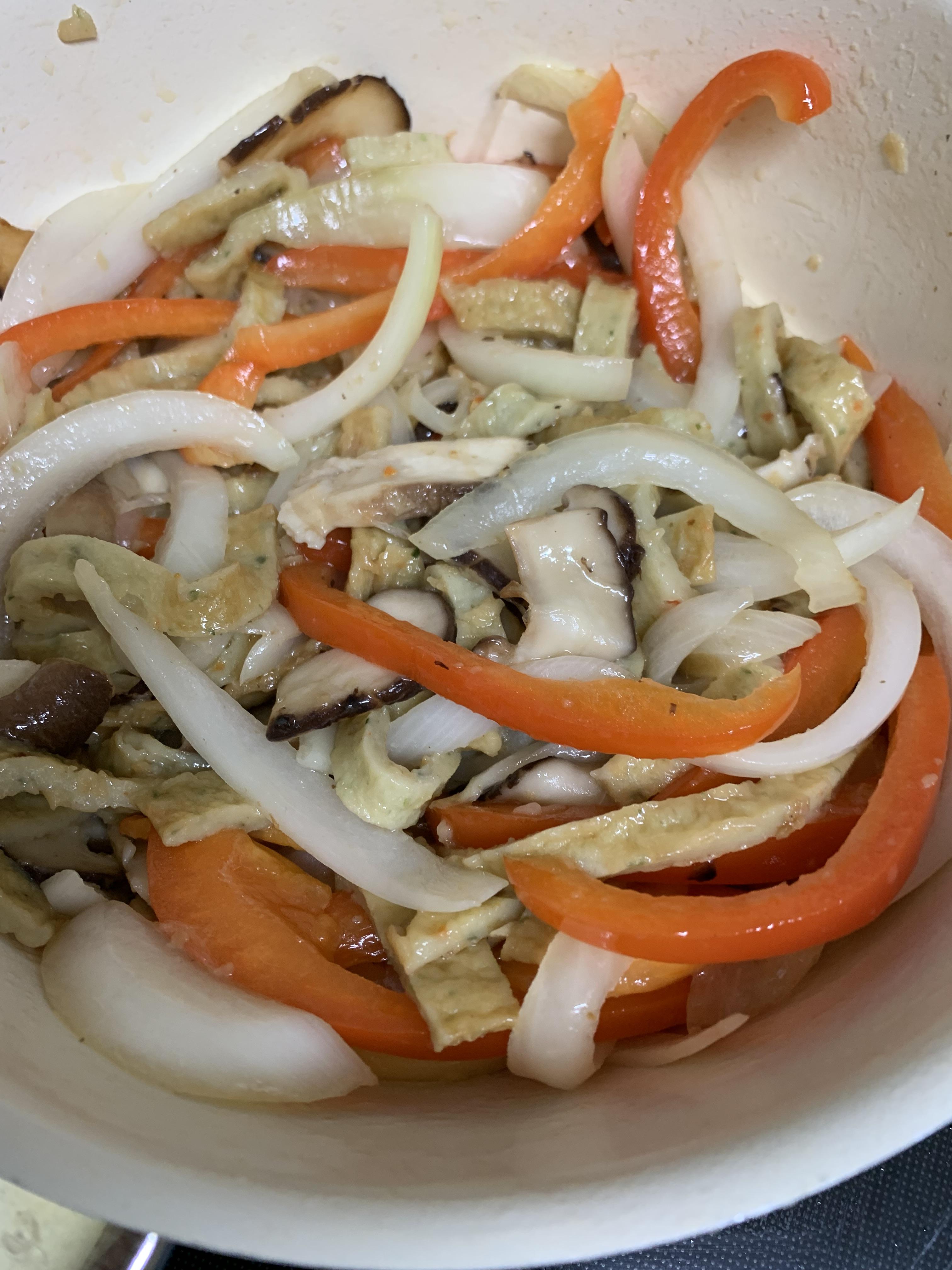 잡채 재료 볶기