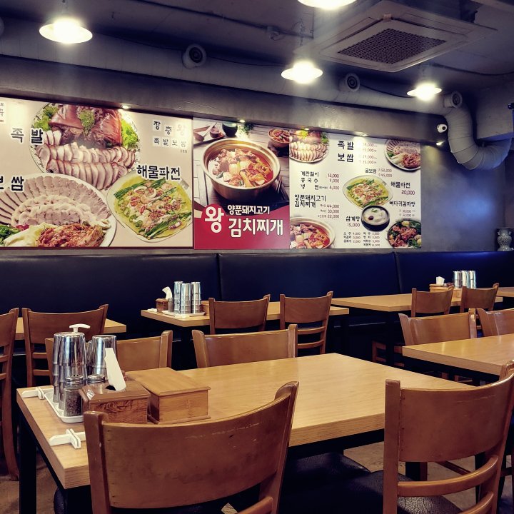 신의주식당-식당홀-메뉴판-식탁의자