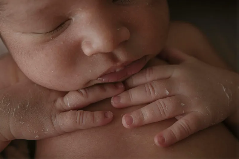 출산 직후 신생아의 작고 섬세한 손과 얼굴 클로즈업