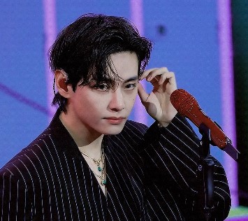 뷔 스타일 따라잡기: 패션 전문가가 분석한 BTS 뷔 룩북