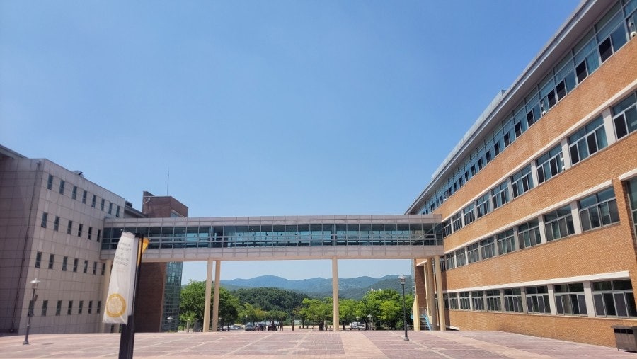 자사고 입시와 생기부 세특 분석을 상징하는 외대부고 학교 건물 전경 모습