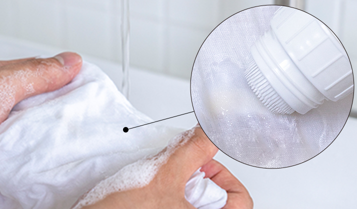 옷 얼룩 지우는 사진