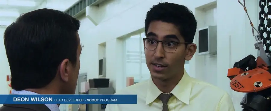 로봇 개발자 디온(데부파텔)