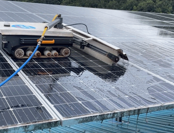 패널을 청소하는 하얀색 로봇