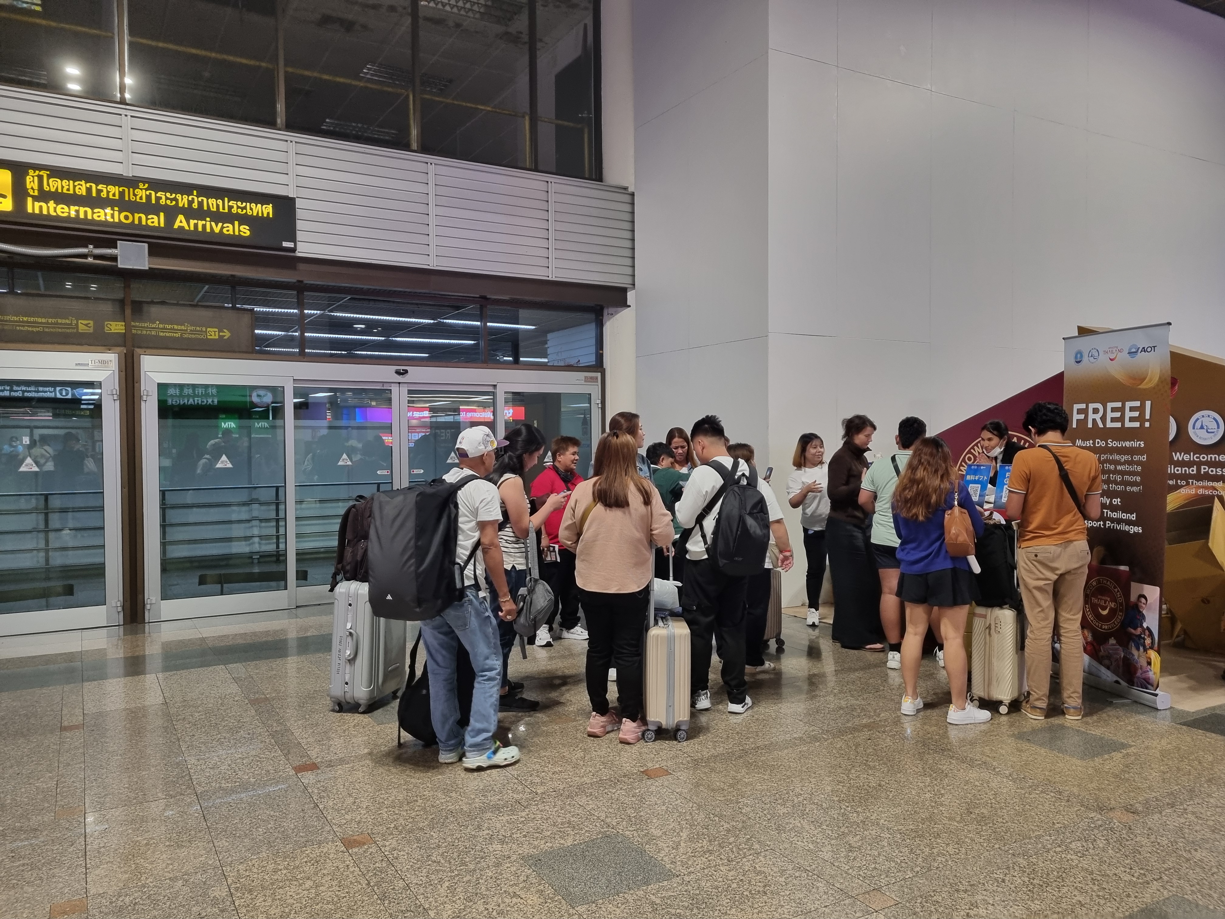 돈므앙 공항 도착장 앞에 모여있는 사람들