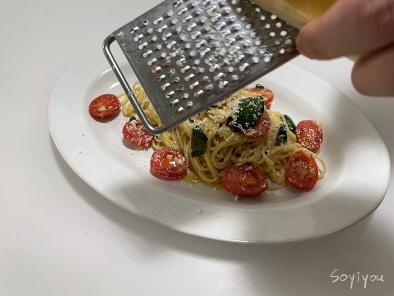 그라나-파다노-치즈-뿌리기