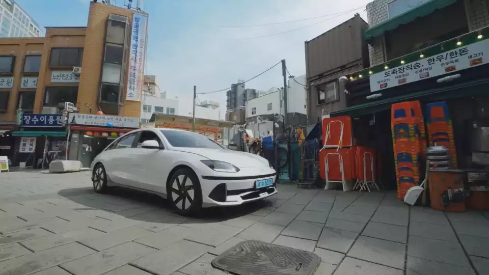 New meets Old 편으로 나왔던 아이오닉 6입니다. '세대를 아우른 공감'을 주제로 들고 나왔죠(출처 : 현대자동차).