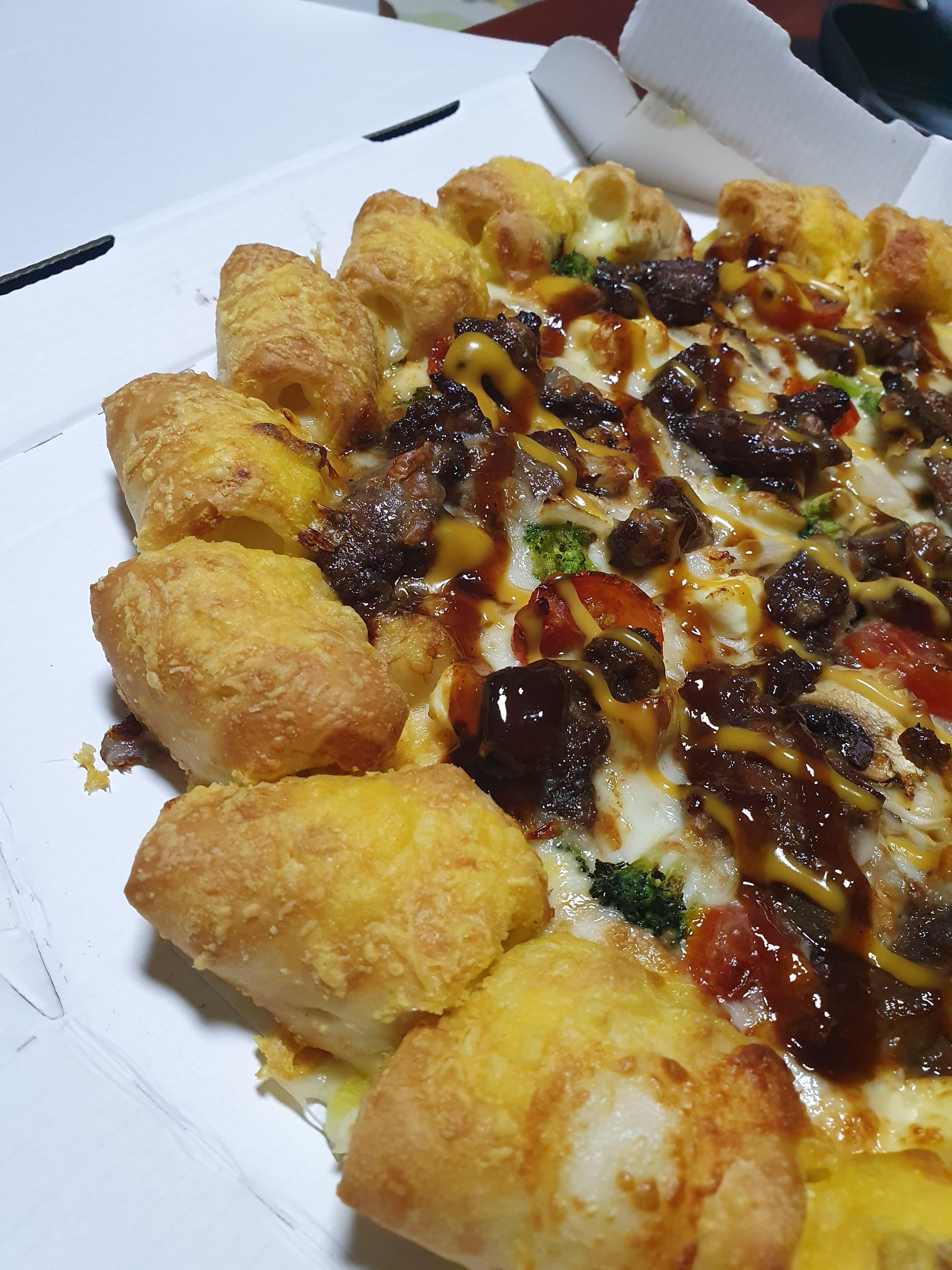 골드 치즈바이트라서 더 맛있는 피자헛 엣지 크러스트