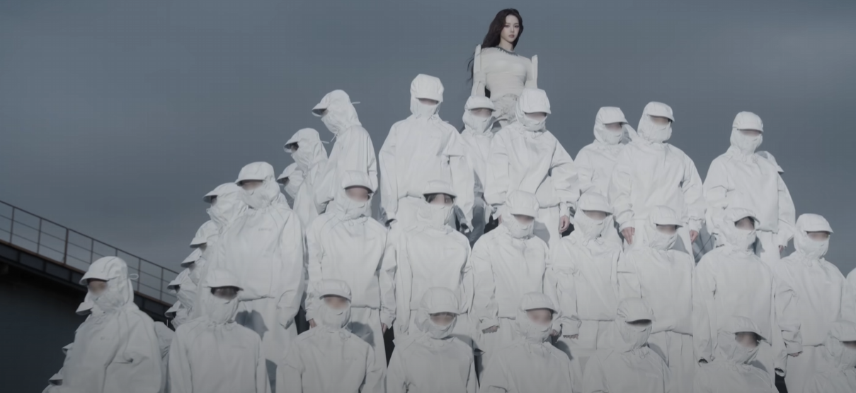 피라미드 위에 선 카리나