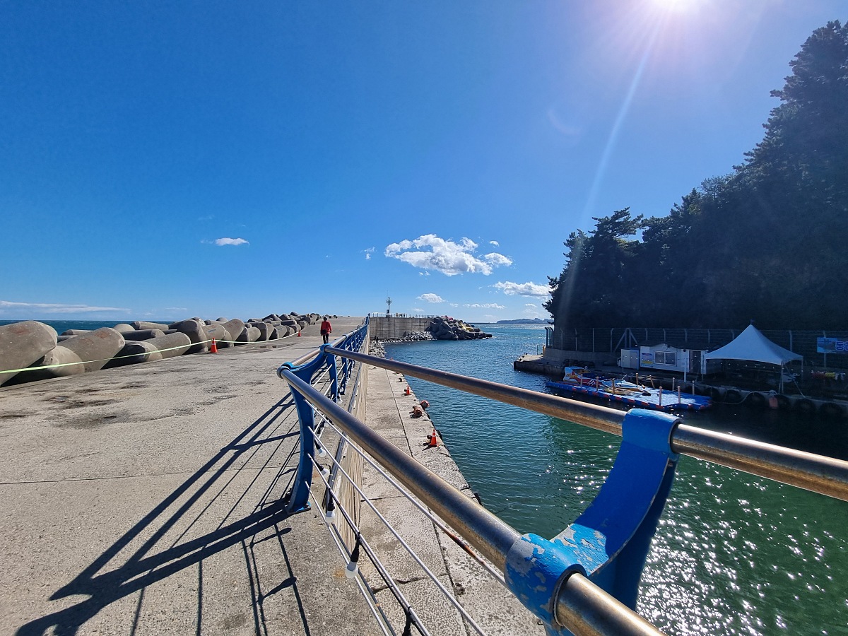 동해 가볼만한곳 천곡항 후기 &amp;#124; 수상 레저와 감성돔 낚시&amp;#44; 작은 항구 매점