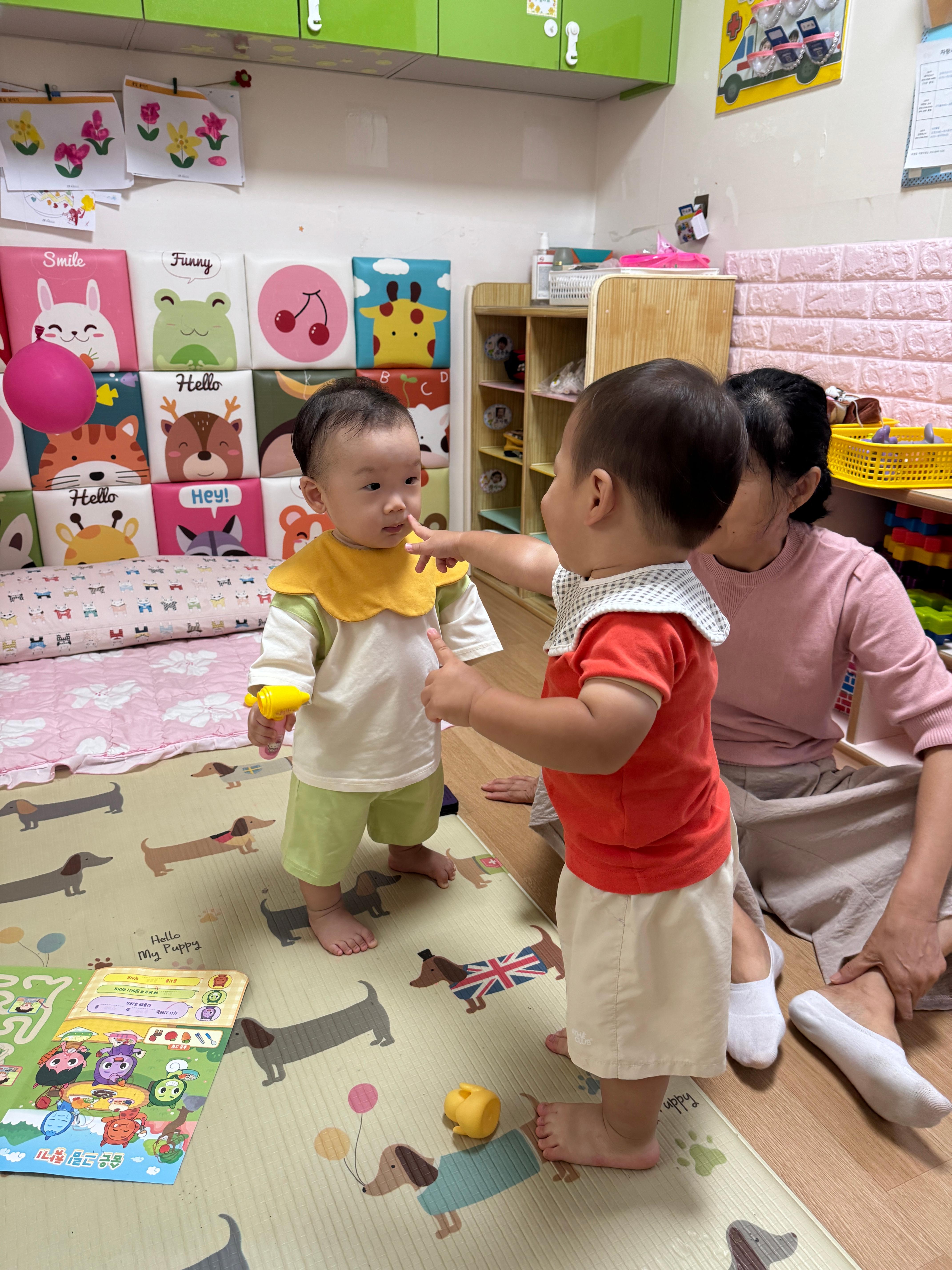 첫 등원한 찬솔이에게 관심 보이는 어린이집 친구