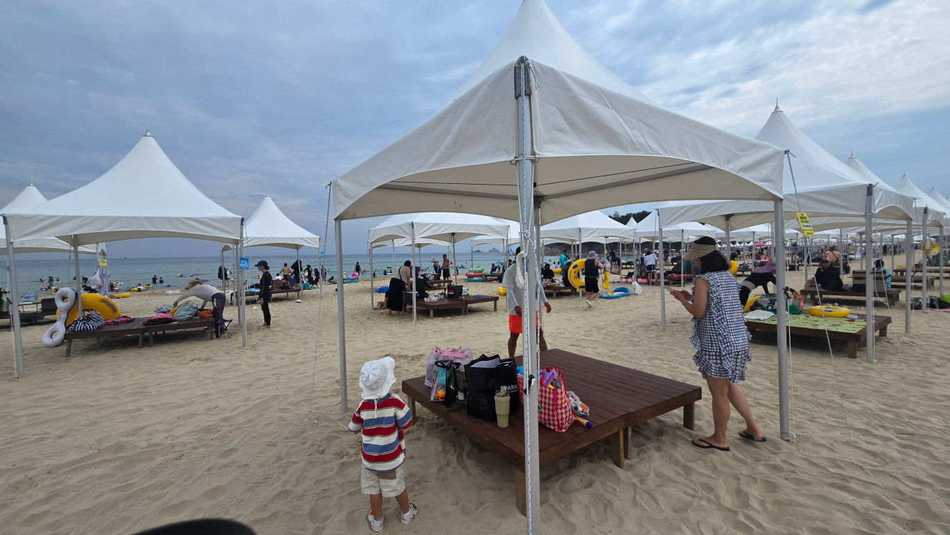 송지호 해수욕장 앞 평상 사진