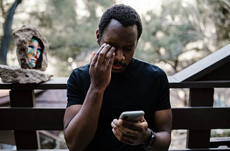 가스라이팅-피해로-힘들어하는-남자-모습