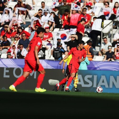 달려가는 김민재 선수와 황인범 선수