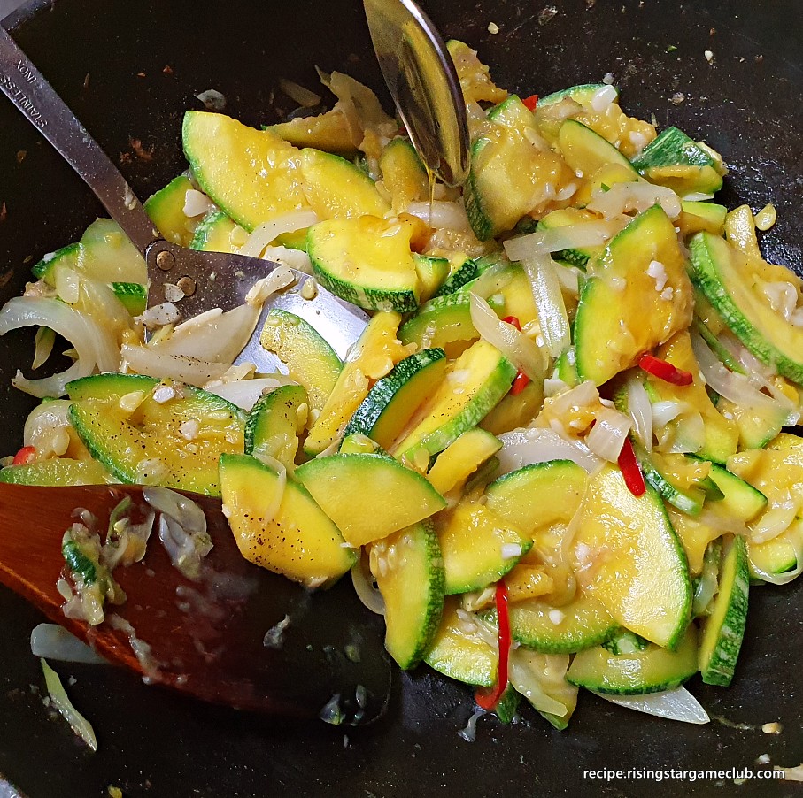 호박 볶음에 참기름을 두른 사진