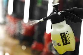 프리워시 vs. 터치리스 워시 방법중 프리워시를 압축분무기로 도포하는 장면