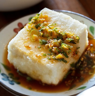 두부를 프라이팬에 노릇하게 구워서 양념 간장을 올린 두부부침.