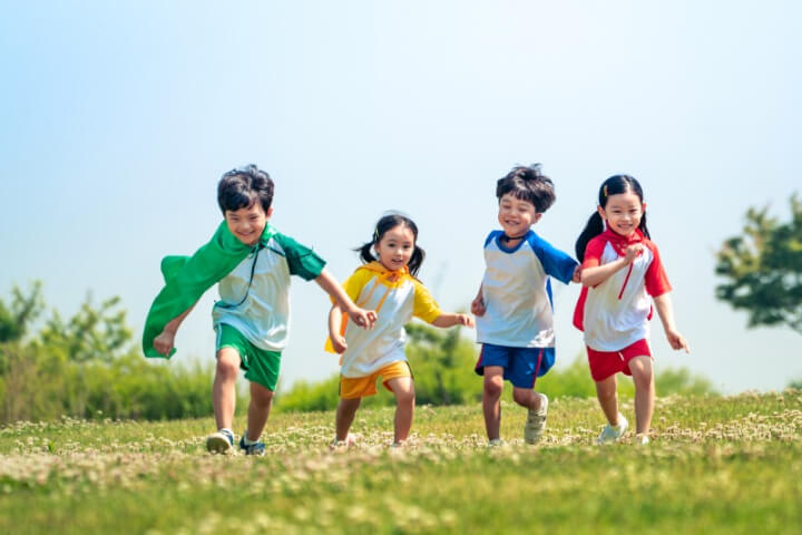 뛰어노는-아이들