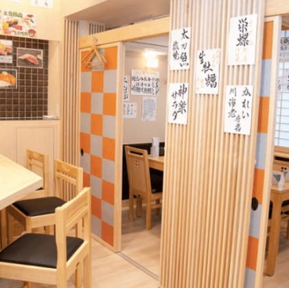 나무로 된 문과 의자, 테이블들이 가게 안에 있다