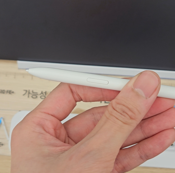 갤럭시탭 S10 FE+와 함께 전시된 삼성 S펜의 클로즈업 사진