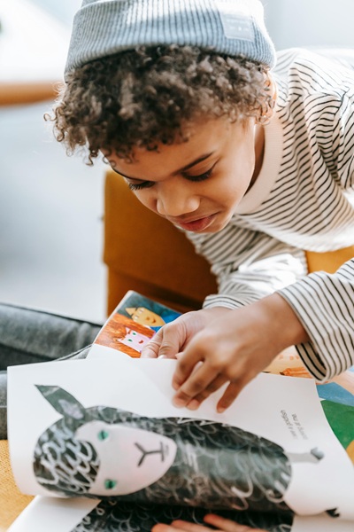 어린이가 그림책을 보고있다.