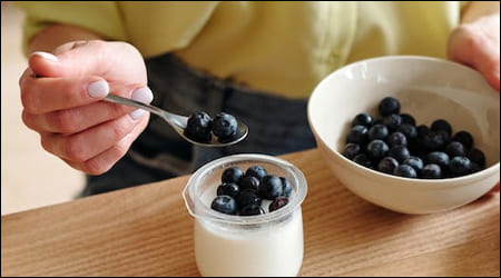 요거트에 블루베리를 넣는 모습