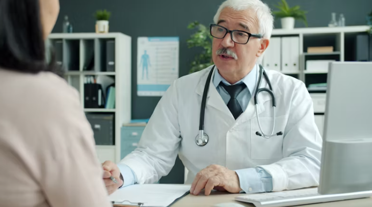 진료 중인 의사와 상담받는 환자의 모습