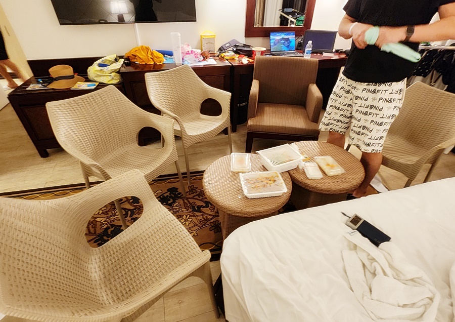 야외의자와 식탁을 모두 가져와 상을 차리는 모습