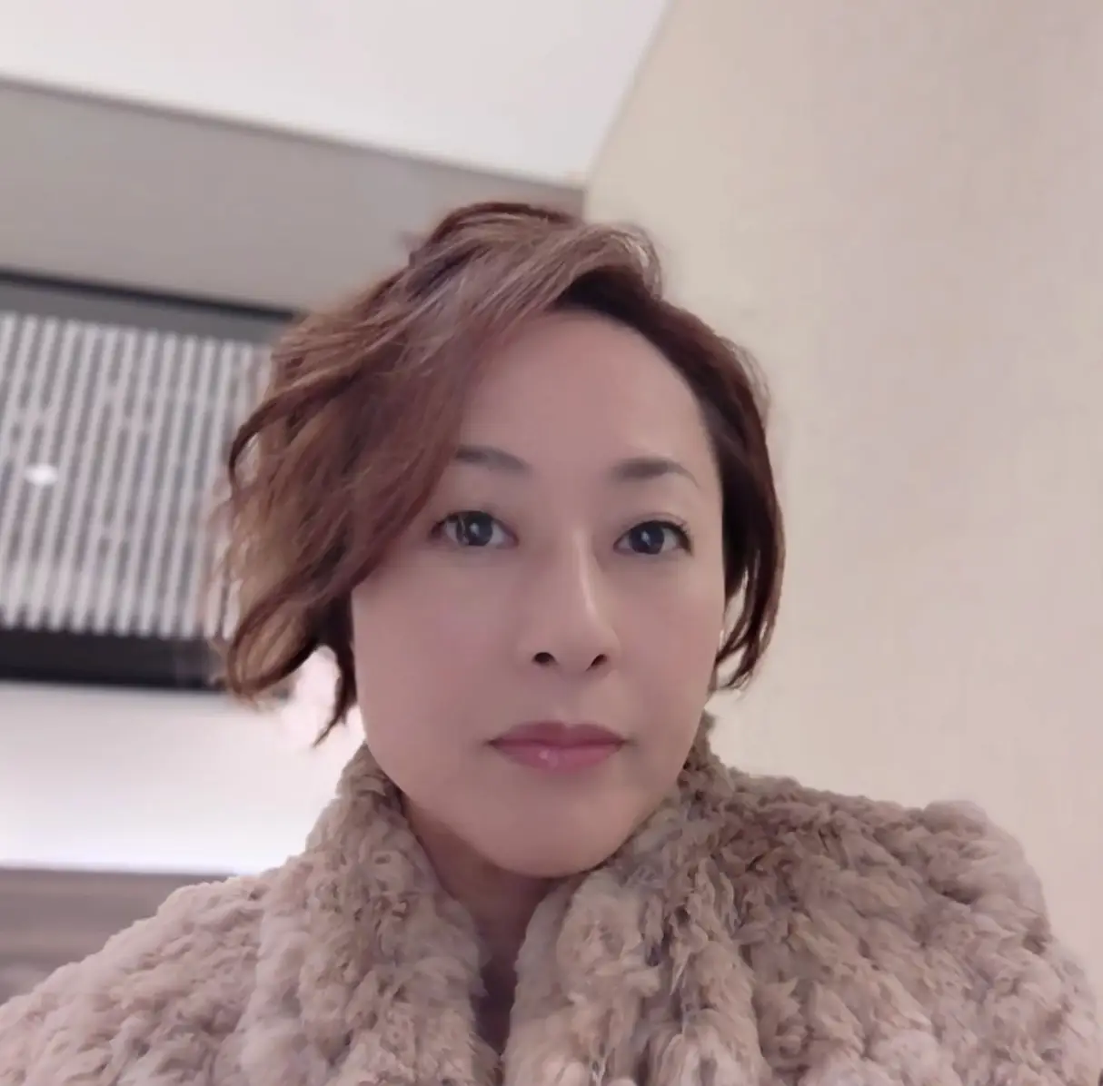 한일-실내 흰색 모피코트를 입고 정면을 바라보는 우타고코로 리에