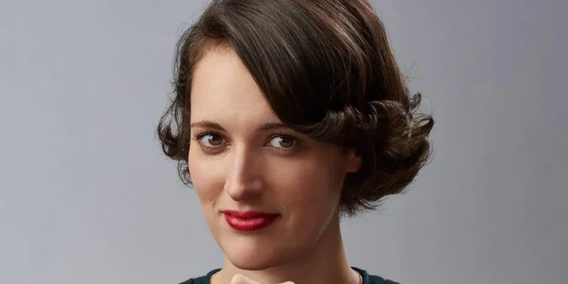 흰색을 배경으로 짧은 단발머리의 피비 윌러 브릿지