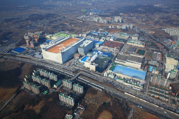 SK하이닉스 사상 최대 실적: 1분기 영업이익 37.6조 기록... OPM 72% '반도체의 제왕' 등극 및 향후 전망