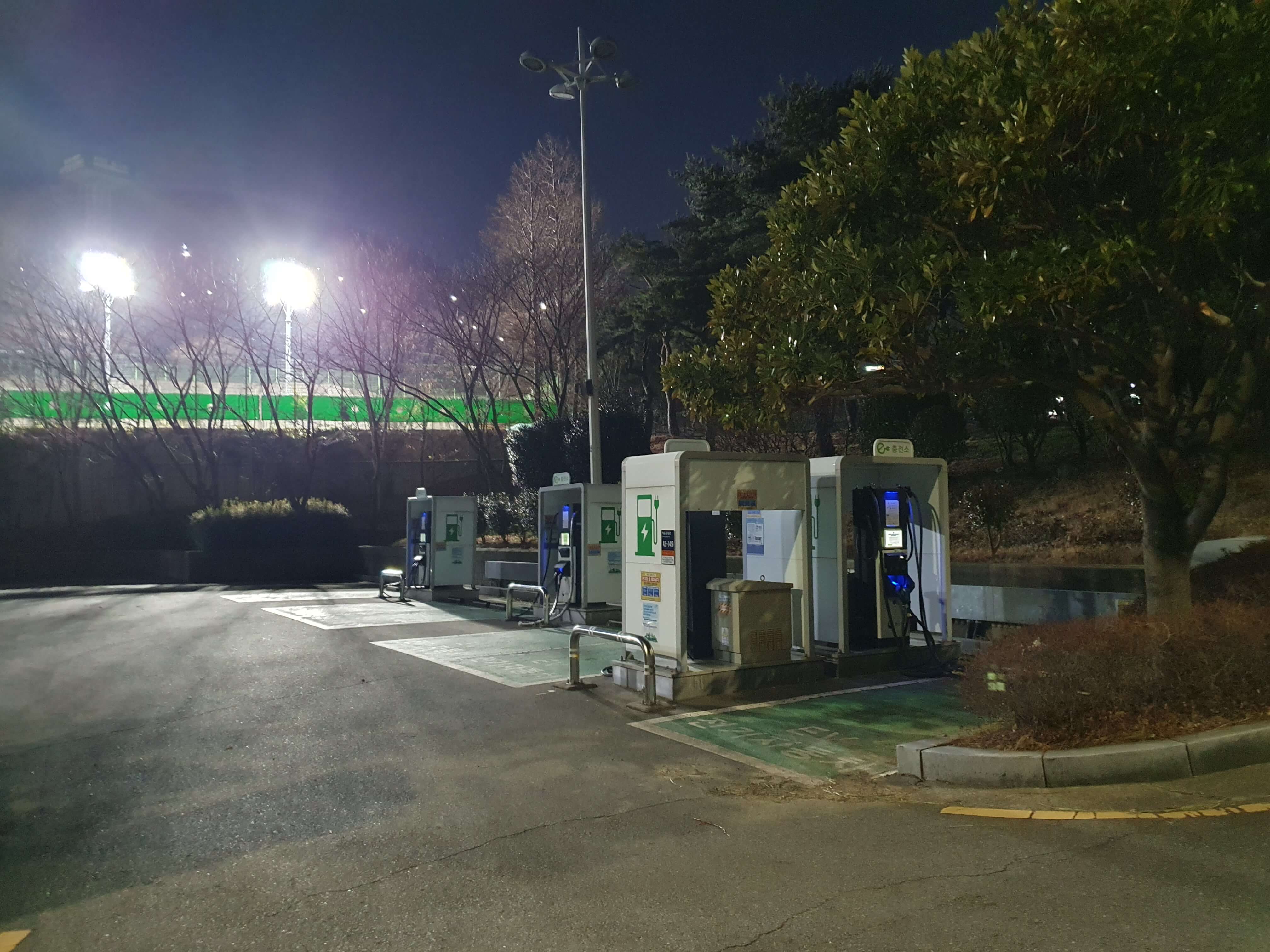 사직동 아시아드 보조경기장 남쪽 출입구 주차장 전기차 중전기