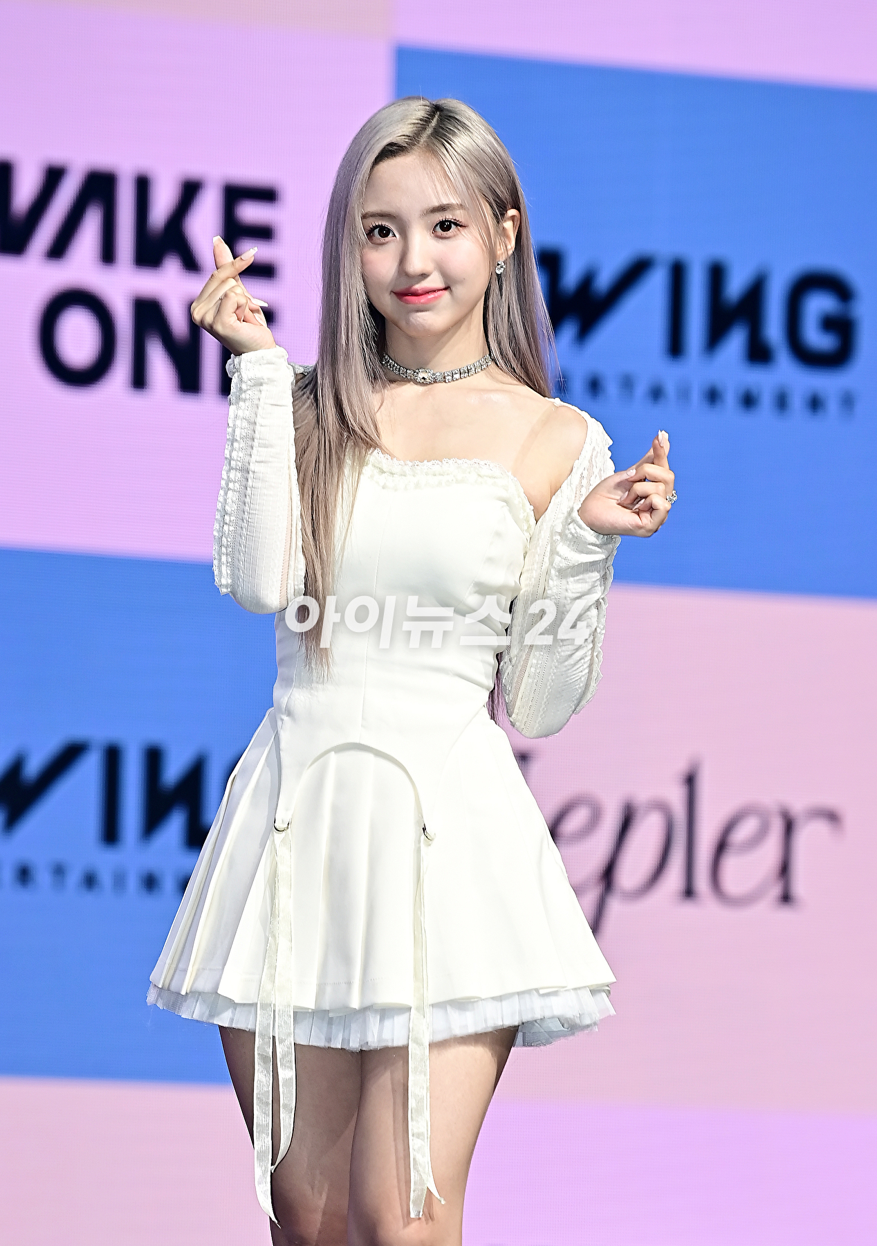 걸그룹 케플러(Kep1er) 강예서가 25일 오후 서울 광진구 예스24 라이브홀에서 열린 다섯 번째 미니앨범 'Magic Hour' 쇼케이스에서 포토타임을 갖고 있다. [사진=곽영래 기자]