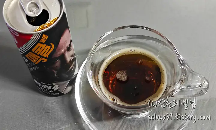 잔에 따른 맥콜 제로