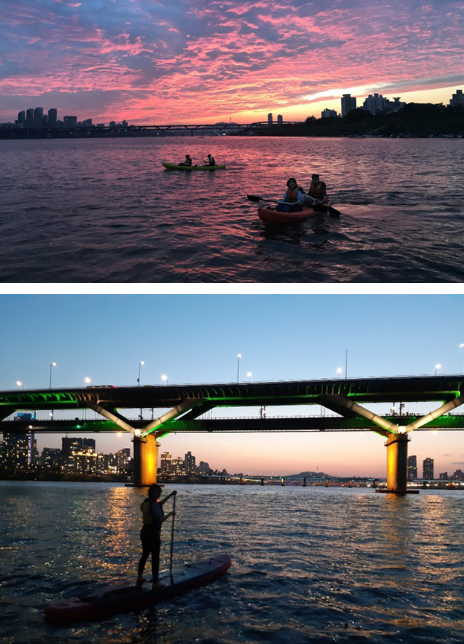 야경에 카약과 패들보드 타는 사진