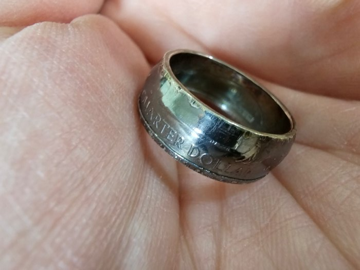 손바닥위에-있는-은반지-하나