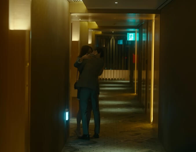 동희의 남친과 그레이스가 껴안고 키스를 하고 있음