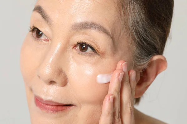 50대 피부 노화신호를 늦추는 레티놀&middot;레티날 비교 