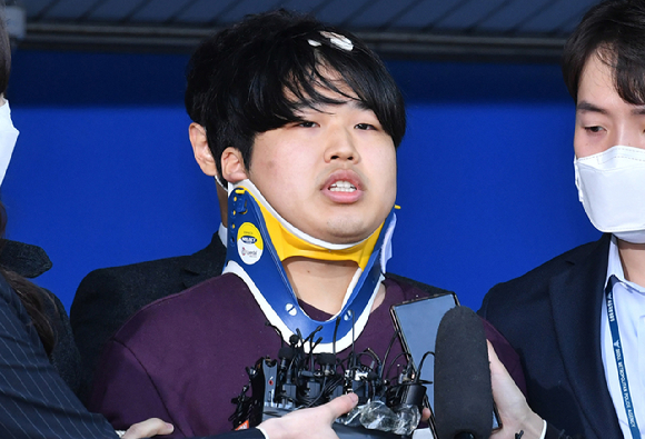 텔레그램 '박사방'을 운영하며 성 착취물을 제작&middot;유포한 조주빈(28) 씨가 강제추행 혐의로 추가 기소돼 수감 생활이 4개월 연장됐다. 사진은 조 씨가 지난 2020년 3월 서울 종로경찰서에서 검찰에 송치되기 위해 호송차량으로 향하고 있는 모습. [사진=뉴시스]