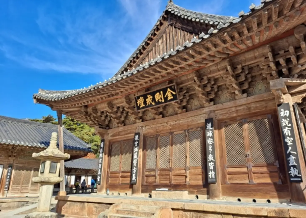 사찰 대웅전 전경과 웅장한 구조