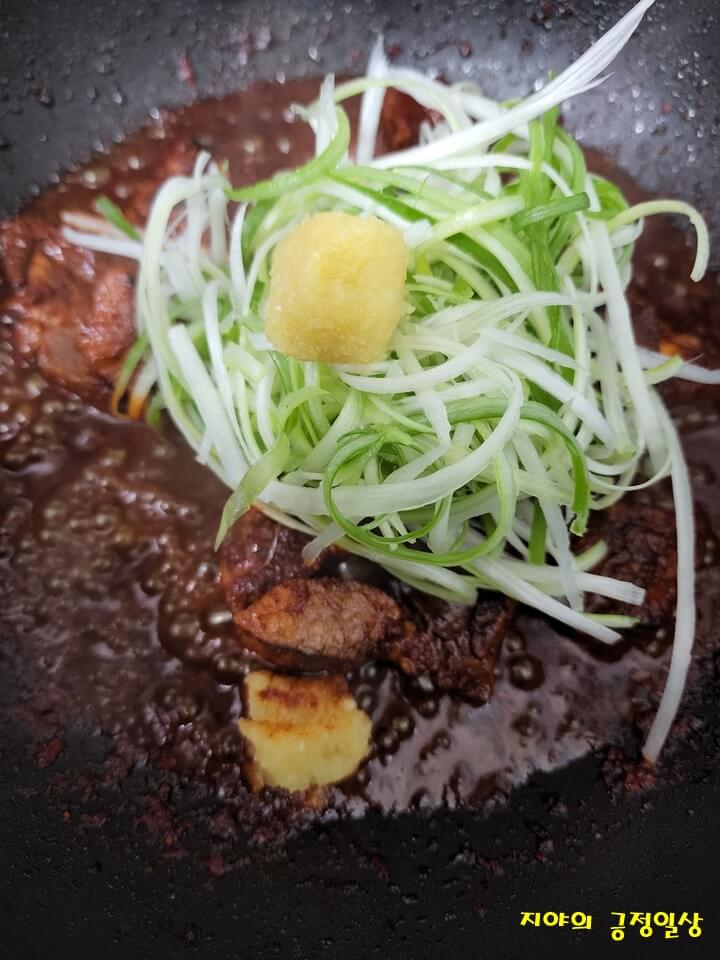 길게 채 썬 파와 간 마늘 올리기