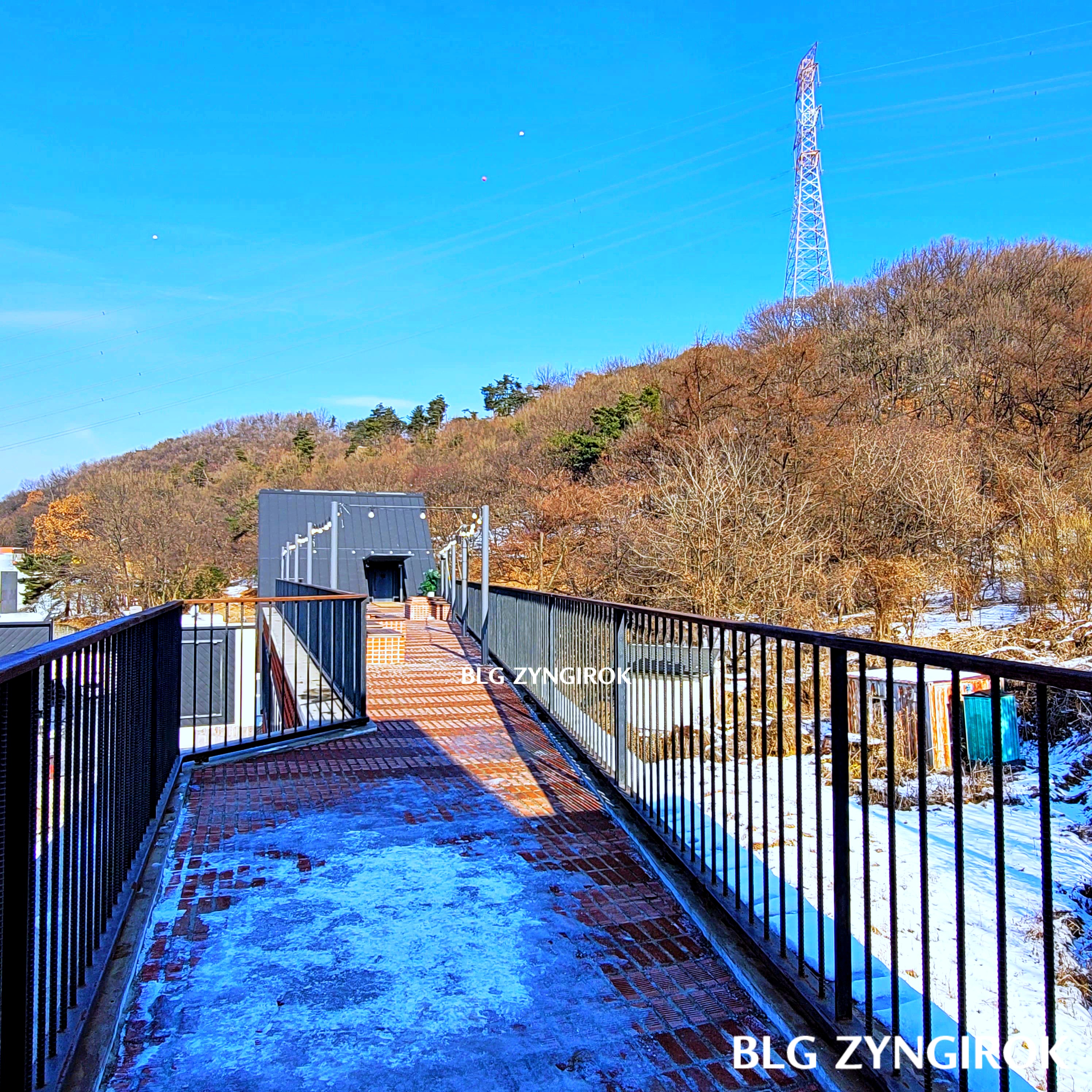 양주 카페 럿지 LODGE 3층 루프탑 모습이다.