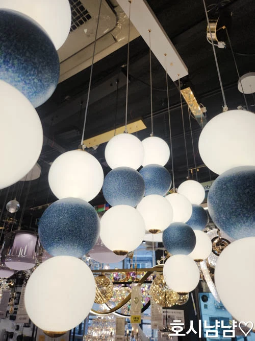 하남 프로라이팅 쇼룸 식탁등 전시존 – 다양한 구형 펜던트 조명과 유리등 전시