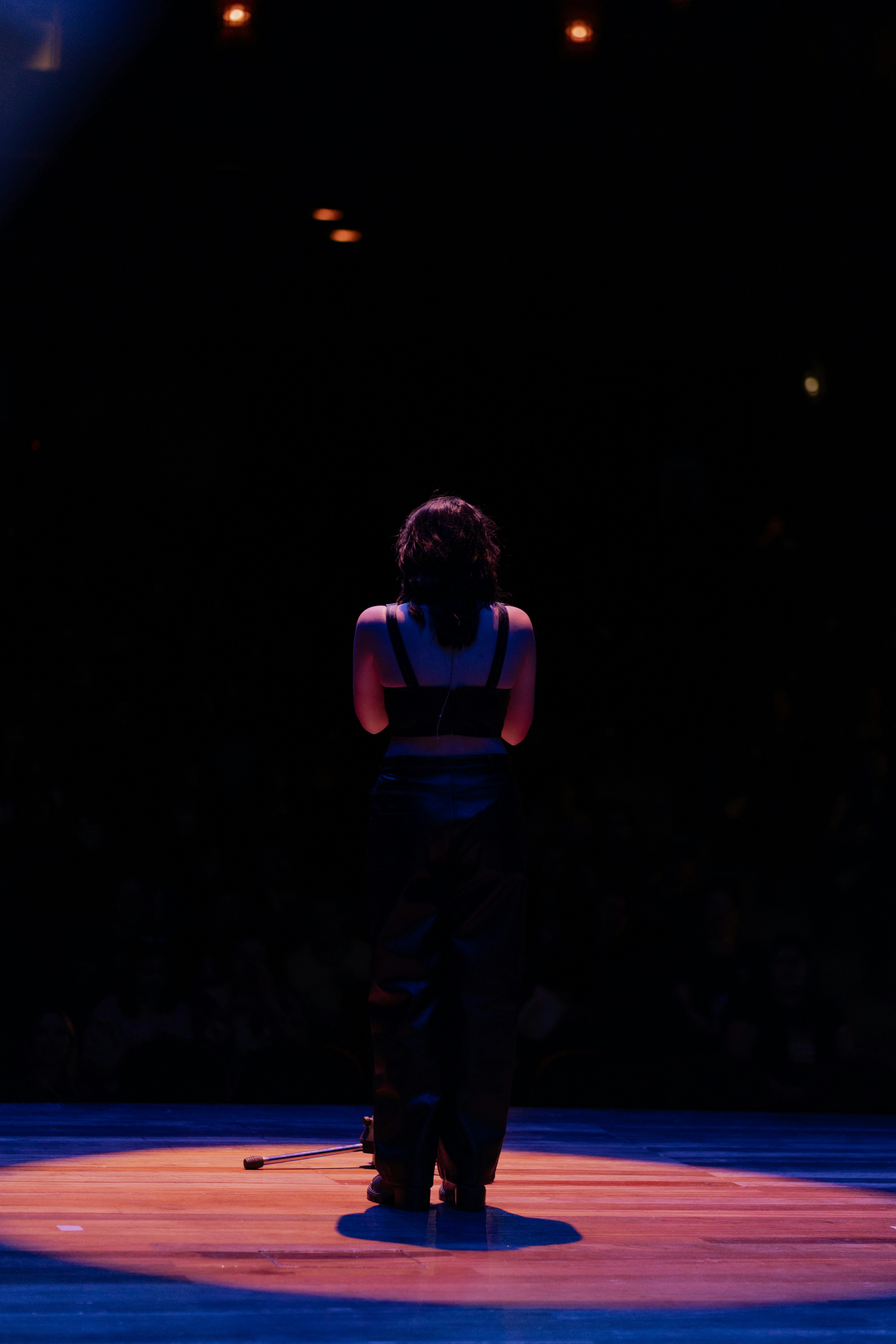 1대1 대결 직후, 결과 발표를 기다리는 무대 위 실루엣 컷 관련 사진